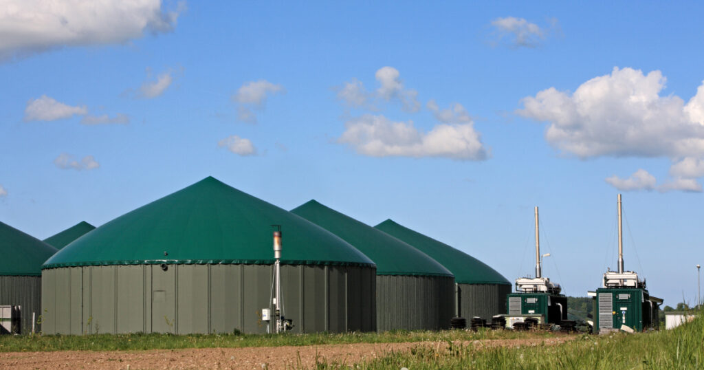 Biogas plant with anaerobic digesters and CHP gas engines, where siloxanes are measured